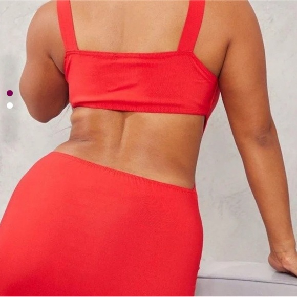 PrettyLittleThing Scarlet Backless Dress - Picture 2 of 2